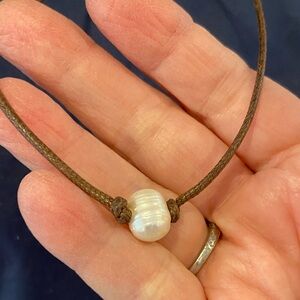 Solitaire Biwa Pearl on leather choker